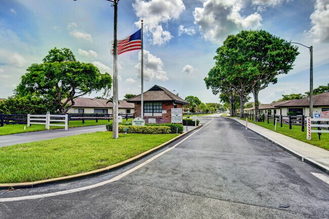 Building Photo - 4944 Equestrian Cir