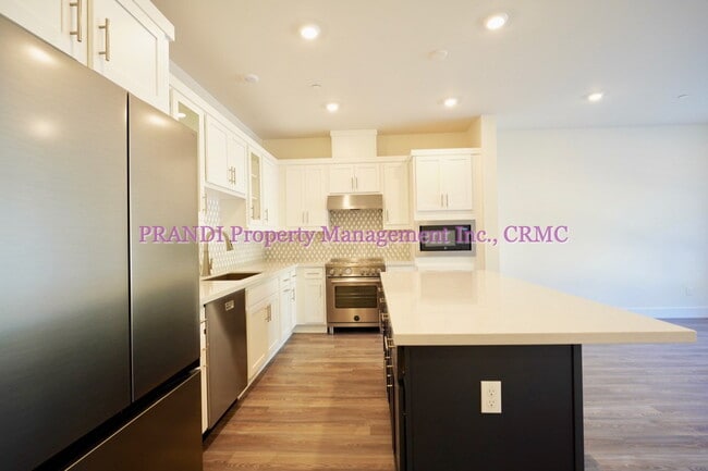 Building Photo - Brand New Townhome, Luxury Meets Convenience!