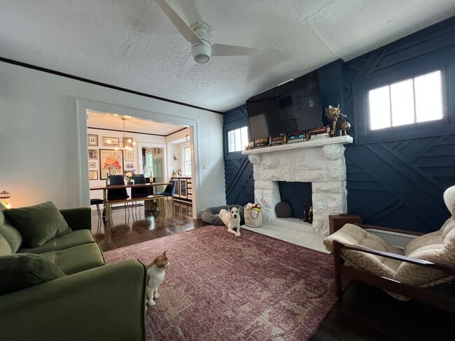 Building Photo - {4331} Updated West Plaza Bungalow + Moder...
