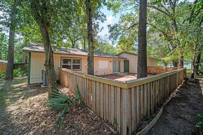 Building Photo - 10 Raccoon Ln