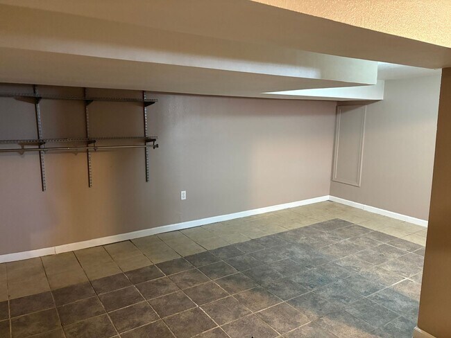 Building Photo - Beautiful 4 bedrooms and 2 bathrooms!