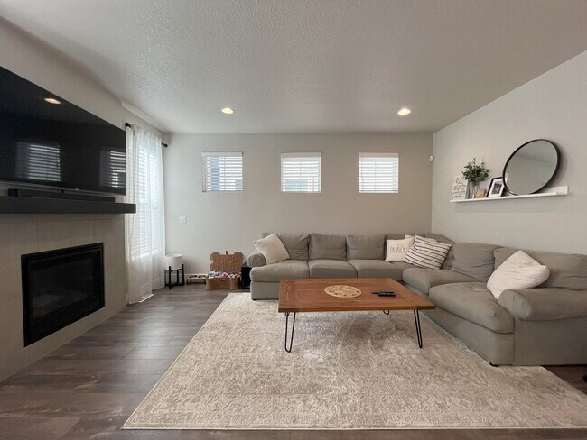 Building Photo - Spacious 3-Bedroom + Loft Home with Modern...