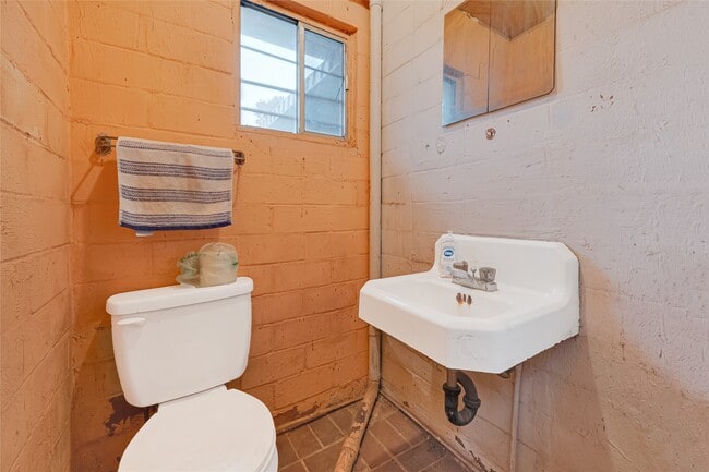 Building Photo - 501 Jerry St