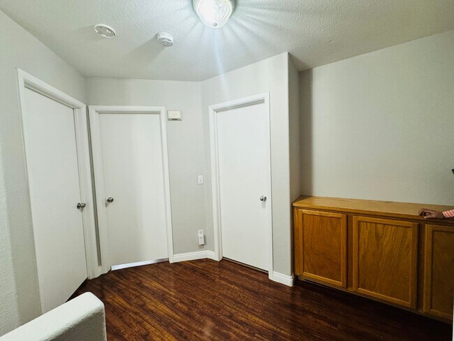 Building Photo - 4 Bedrooms Home For Rent