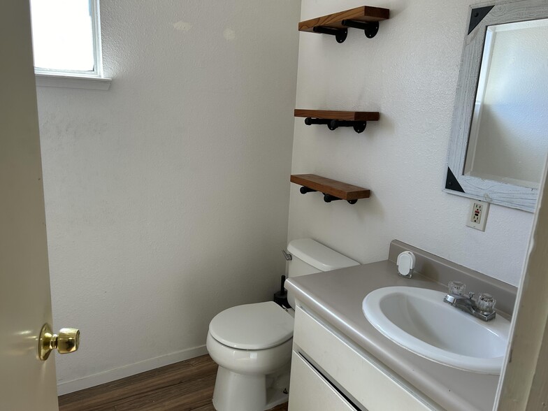 Building Photo - 1580 N Denair Ave