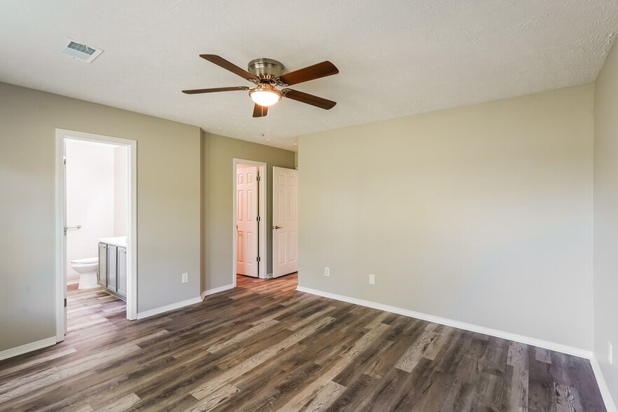 Building Photo - 2761 Sutherland Dr