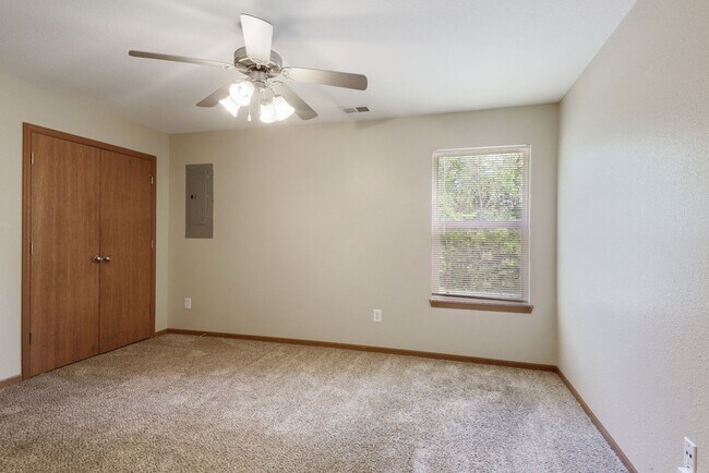 Building Photo - Two story, 3 bedroom, 2 Bath Duplex