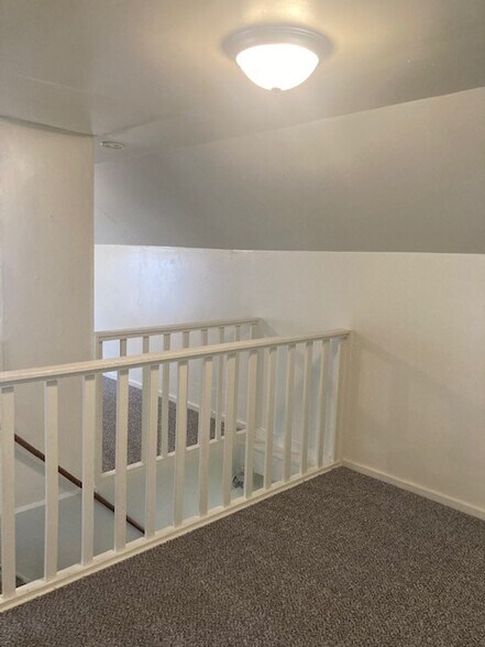 Building Photo - 627 Fairholm Ave