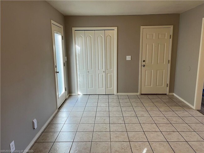 Building Photo - House: 3 Bed, 1.5 Bath, 1 Car Carport.