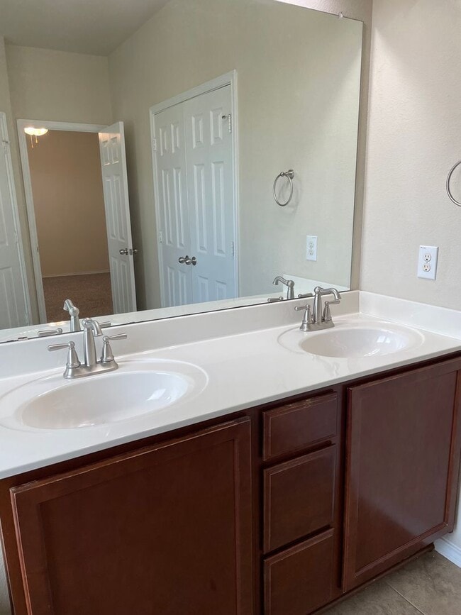 Building Photo - Application Received! 3 bed, 2 bath with B...