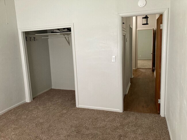 Building Photo - 211 E Will Rogers Blvd