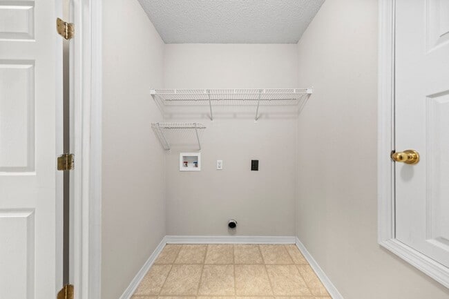 Building Photo - Charming home in IDEAL location!!!