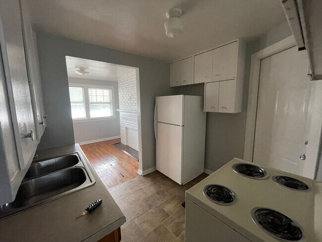 Primary Photo - Large 1 Br upstairs apartment - with 2 bon...