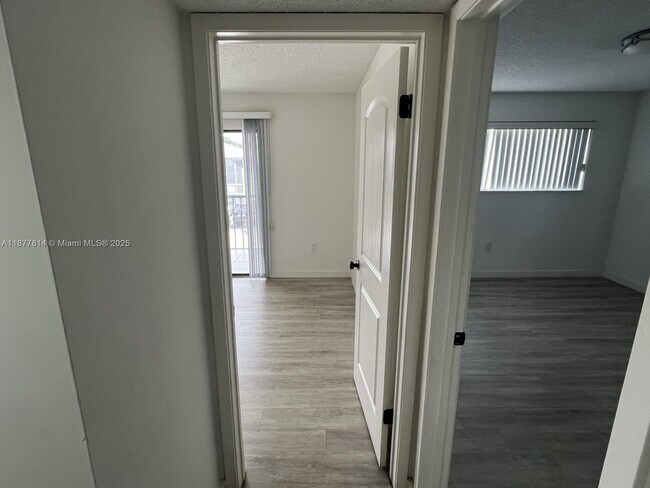 Building Photo - 9731 Hammocks Blvd