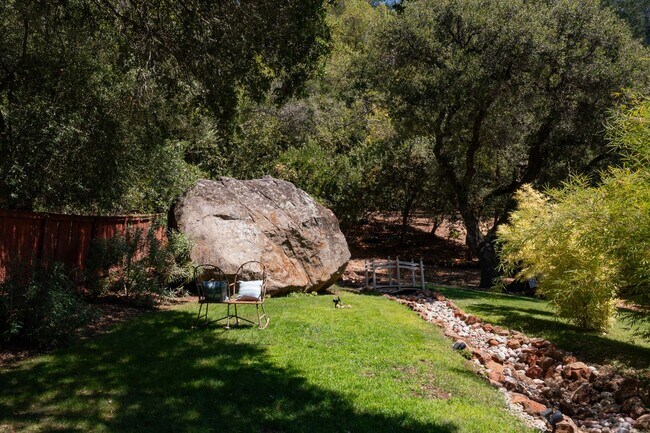 Building Photo - Stunning Mid-Century Modern 5bed/3.5 bath Home on 1.92 acres