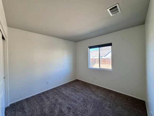 Building Photo - MOVE IN SPECIAL!! Move in on or before Oct...