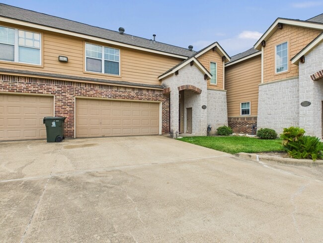 Building Photo - 1812 W Villa Maria Rd
