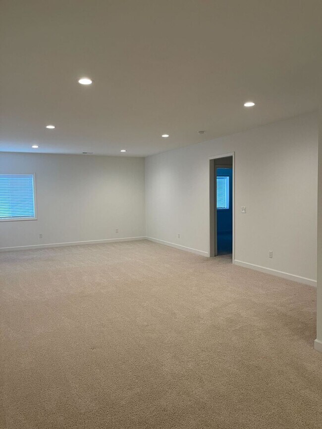 Building Photo - Spacious Home in Westhill Community