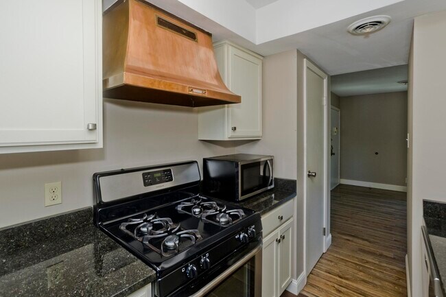Building Photo - 40 Yorktown Dr