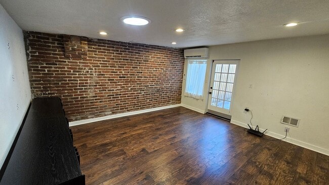 Building Photo - Modern Park Hill Home