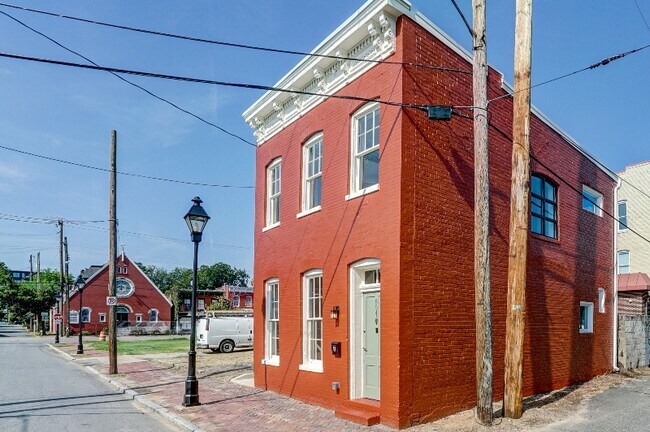 Building Photo - 604 St James St