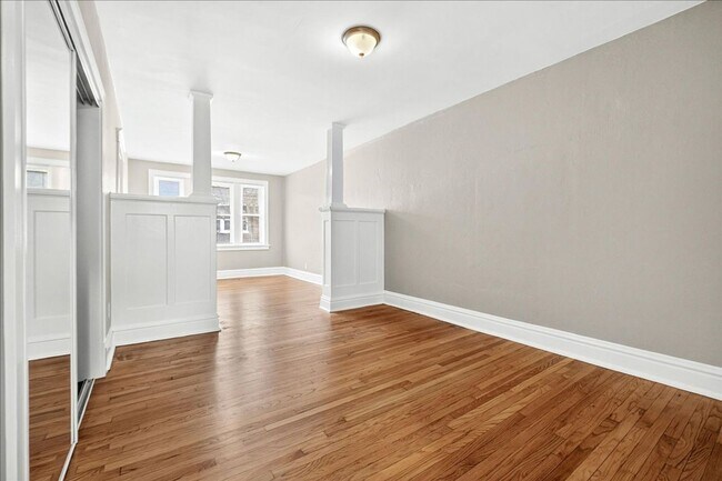 Building Photo - Stu-Stu-Studio!