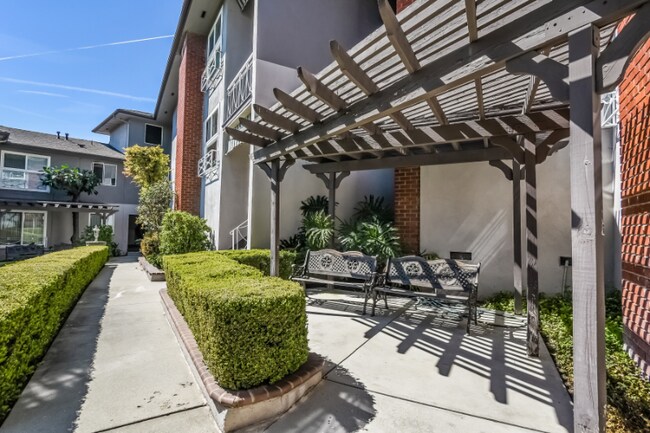Building Photo - 1690 Amberwood Dr