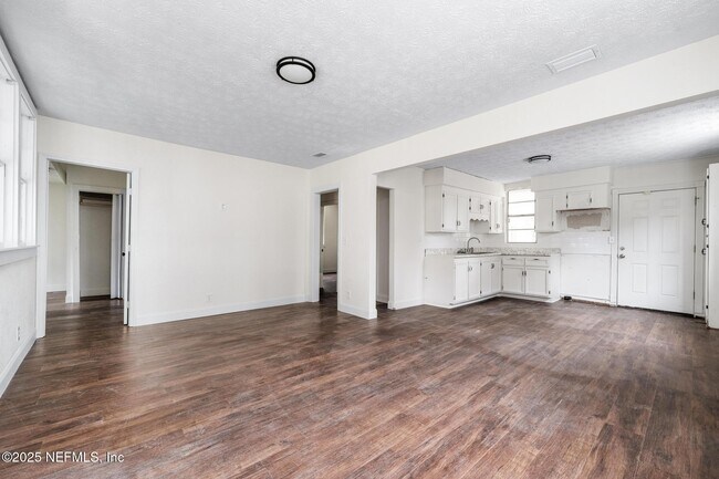 Building Photo - 1035 Odessa Dr E