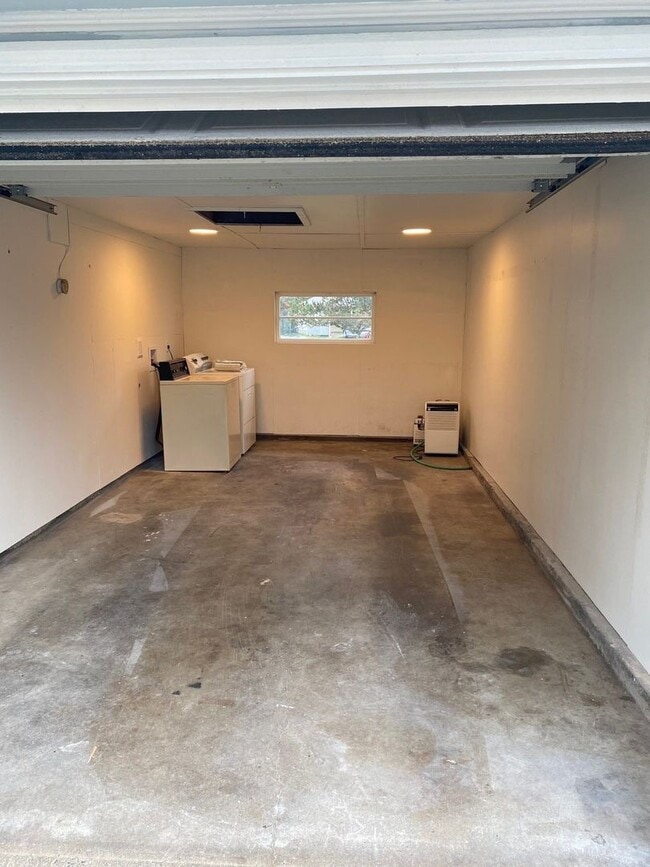 Building Photo - 6144 N Willamette Blvd