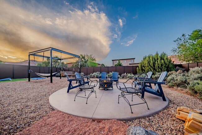 Building Photo - 736 W Rider Dr