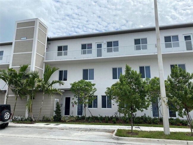 Building Photo - 6455 NW 103rd Pl