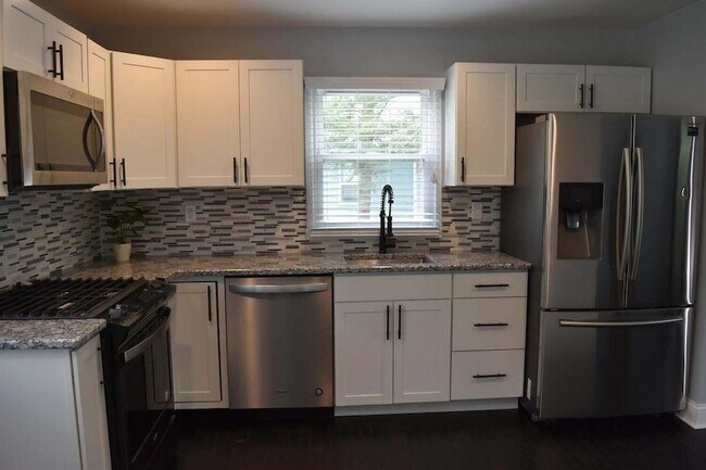 Building Photo - 351 Maple St