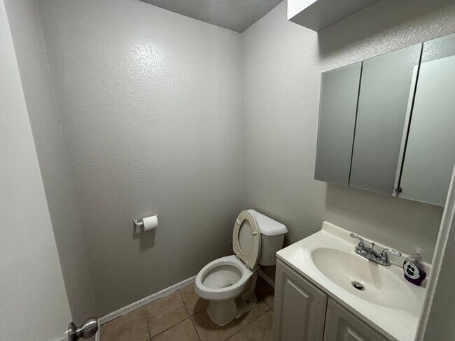 Building Photo - 2 Bedroom, 1.5 Bathroom 1st Floor Condo wi...