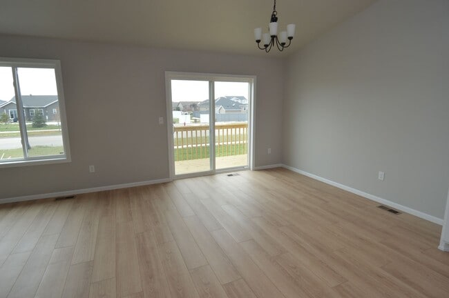 Building Photo - 4 bed 2 bath Townhome for rent!