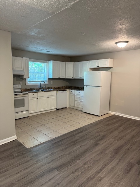 Building Photo - Renovated 3BR/2BA home w/ large bak yard!