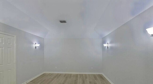 Building Photo - MOVE IN READY