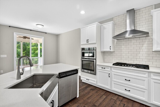 Building Photo - “5-Bedroom Home with Bonus Room & Resort-S...