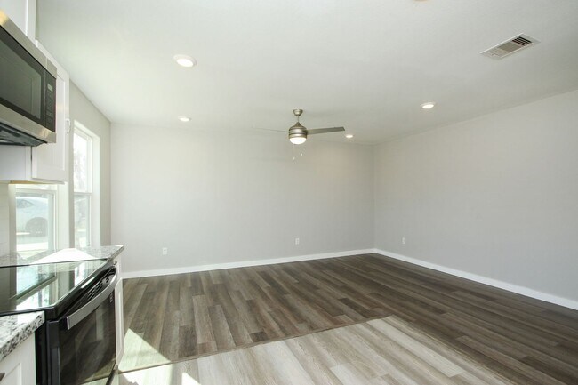Building Photo - For Lease-Housing Vouchers Accepted | 3 Bed, 2 Bath | 1,150 Sq Ft | Warwick Place |