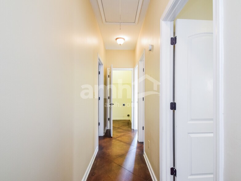 Building Photo - 2406 Lake Garden Dr