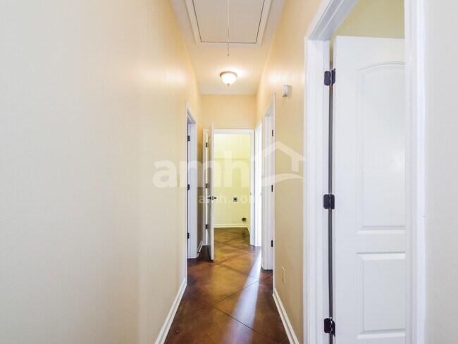 Building Photo - 2406 Lake Garden Dr