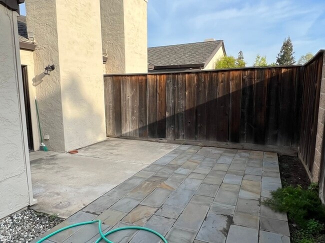 Building Photo - Single story condo located in Cedarbrook's Gated Community!