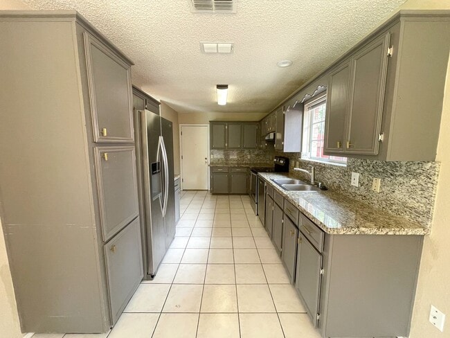 Building Photo - Spacious Living, Perfect Location!