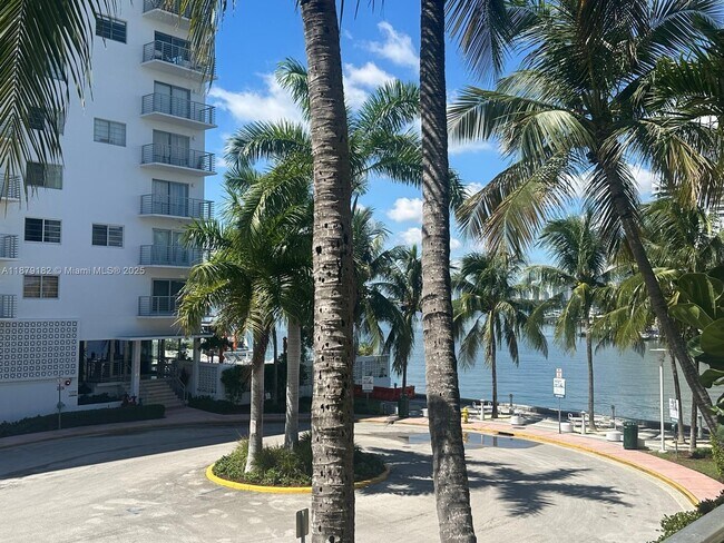 Building Photo - 1441 Lincoln Rd
