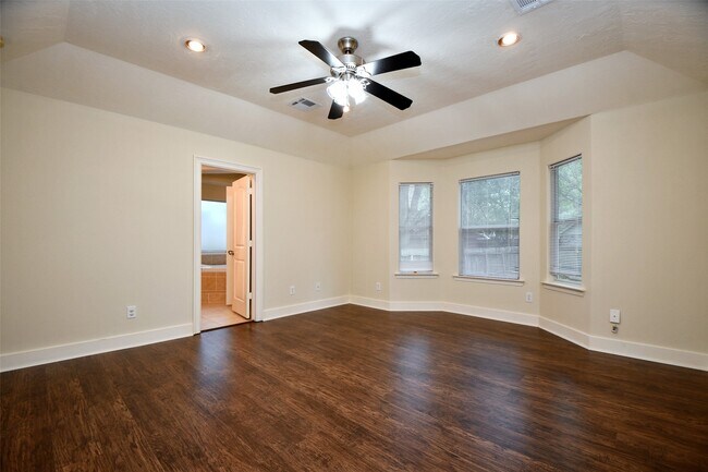 Building Photo - 5211 Holly View Dr