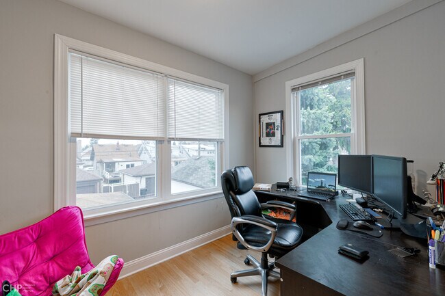 Building Photo - 2822 N Nordica Ave