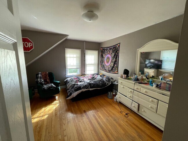 Building Photo - Duluth MN - 6 Bed - 3 Bath - Single Family...