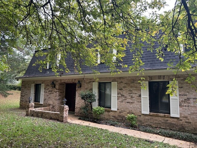 Building Photo - 6 BR 3 BA House in Colonial Hill Community