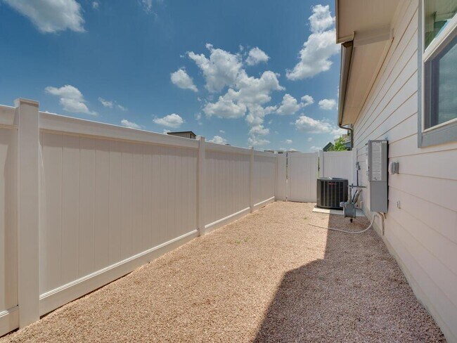 Building Photo - 7700 Dylan Dr