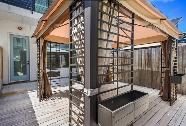 Building Photo - 607 W St Johns Ave