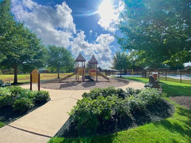 Building Photo - 7818 Lake Commons Dr